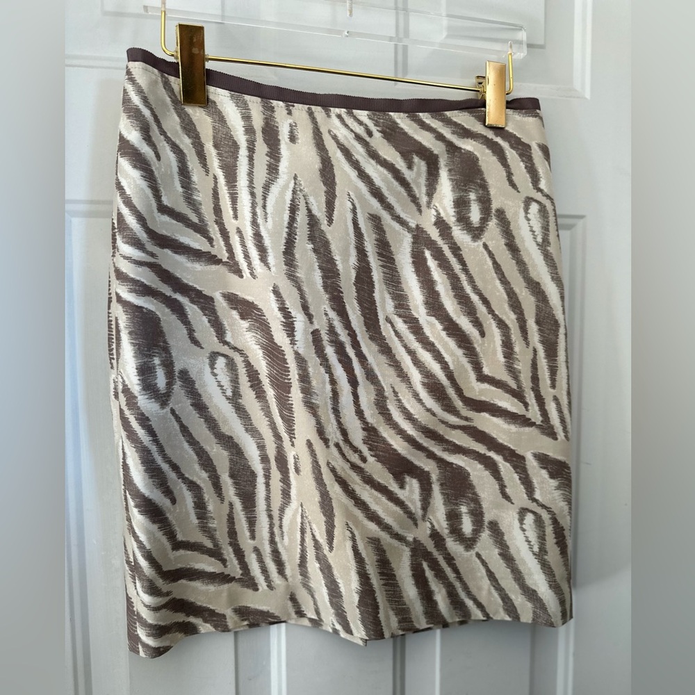 Loft women’s Brown/Beige zebra lined skirt. Size 6. Excellent used cond.